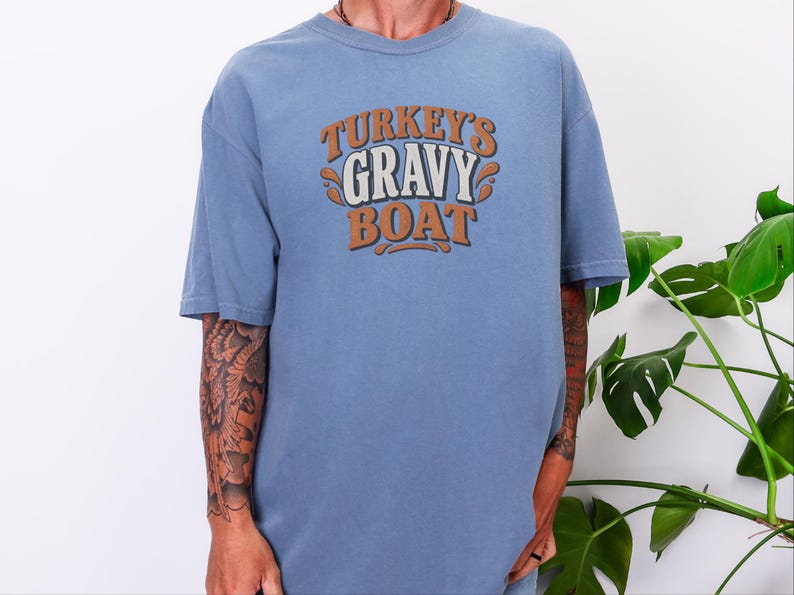 Camiseta para la cena familiar de Acción de Gracias, camiseta con salsera de pavo, regalo para amantes de la comida, ropa divertida para el Día de Acción de Gracias, camiseta retro para el festín navideño. imagen 2