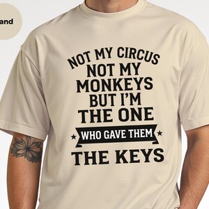 Camiseta com humor sarcástico: Não é meu circo, não são meus macacos, mas fui eu quem lhes dei as chaves | Camiseta engraçada do caos imagem 3