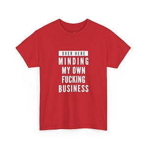 他人のことに首を突っ込むな失礼なTシャツ、こっちは自分のことに首を突っ込んでる、皮肉な大人のユーモア、パーソナルスペースを攻撃するTシャツ 画像 1