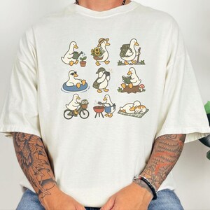 Speels eenden T-shirt, Leuk cadeau voor eendenliefhebbers, Tuinieren met eendje T-shirt, Grappig dieren T-shirt, Gezellige cottagecore kleding, Top voor natuurliefhebbers afbeelding 4