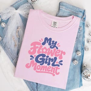 Comfort Colors Blumenmädchen-Shirt | Mein Blumenmädchen-Moment-T-Shirt, personalisiertes Hochzeits-Brautjungfern-Shirt für Hochzeit, Feier im Ausland, Probe Bild 6