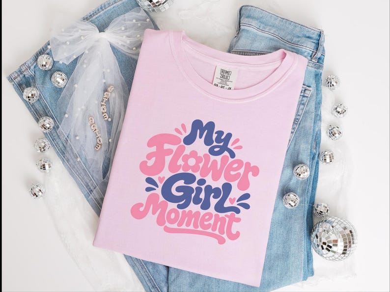 Comfort Colors Blumenmädchen-Shirt | Mein Blumenmädchen-Moment-T-Shirt, personalisiertes Hochzeits-Brautjungfern-Shirt für Hochzeit, Feier im Ausland, Probe Bild 6