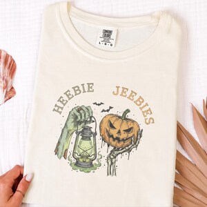 Comfort Colors Halloween T-Shirt Heebie Jeebies, Spooky Graphic Tee, Zombie Hand Pumpkin Shirt, Horror Movie Fan Gift, Gothic Art Bild 7