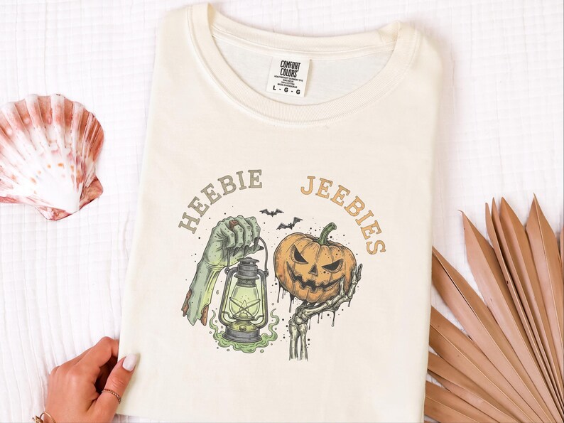 Comfort Colors Halloween T-Shirt Heebie Jeebies, Spooky Graphic Tee, Zombie Hand Pumpkin Shirt, Horror Movie Fan Gift, Gothic Art Bild 7