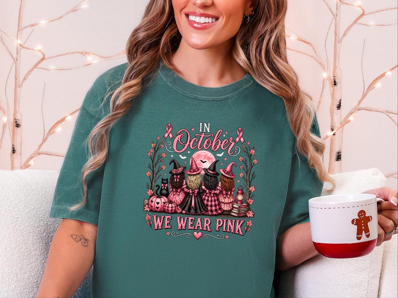 En octobre, on porte du rose ! T-shirt, cadeau d’Halloween pour la sensibilisation au cancer du sein, T-shirt de sorcière au ruban rose, Équipe de soutien aux personnes atteintes de cancer image 2