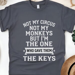 Camiseta com humor sarcástico: Não é meu circo, não são meus macacos, mas fui eu quem lhes dei as chaves | Camiseta engraçada do caos imagem 6