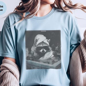 Waschbär Shirt | Waschbär in einem Spa, entspannendes Tiergrafik-T-Shirt Bild 6