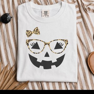 Comfort Colors Jack O Lantern Face Shirt, Womens Fall Halloween Party Tee, Cute Leopard Print Pumpkin Sweatshirt, Leopard Pumpkin image 4