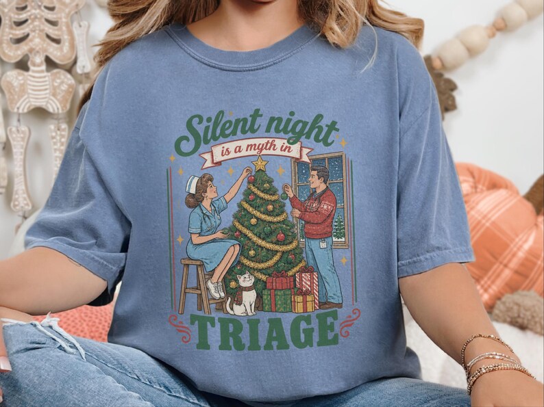 Christmas Nurse Sweatshirt, Funny ER Nurse Shirt, Silent Night Triage, Emergency Room Gift, Holiday Party Shirt, Medical Staff Top afbeelding 1