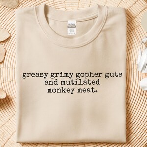 Beschamende grap in een doos, met vieze, smerige ingewanden van een grondeekhoorn en verminkt apenvlees, een shirt met zwarte humor, een sarcastisch T-shirt, een grappig cadeau uit de jaren 90. afbeelding 5