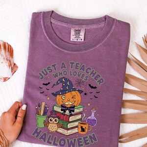Comfort Colors Spooky Teacher Shirt, Just A Teacher Who Loves Halloween Tee, Elementary Reading Specialist Outfit, Spooky Teacher Tee Bild 8