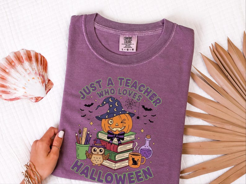 Comfort Colors Spooky Teacher Shirt, Just A Teacher Who Loves Halloween Tee, Elementary Reading Specialist Outfit, Spooky Teacher Tee Bild 8