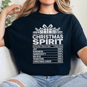 Maglietta con spirito natalizio, maglietta divertente con etichetta nutrizionale natalizia, maglietta coordinata per feste di gruppo, regalo per pigiama natalizio in famiglia immagine 10