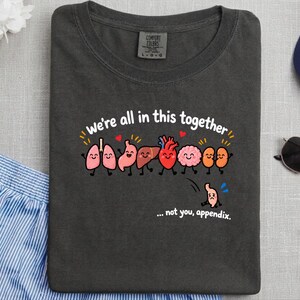 T-Shirt mit Blinddarm-OP-Motiv, lustiges Medizin-T-Shirt, Geschenk zur Genesung nach einer Blinddarmentfernung, niedliches T-Shirt mit menschlicher Organanatomie, Geschenk für OP-Krankenschwestern Bild 10