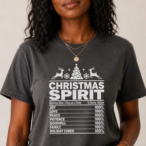 Camiseta com espírito natalino, camiseta com informações nutricionais para as festas de fim de ano, camiseta combinando para a família, camiseta divertida para festas de fim de ano, camiseta com espírito natalino imagem 4
