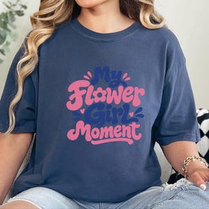 Comfort Colors Blumenmädchen-Shirt | Mein Blumenmädchen-Moment-T-Shirt, personalisiertes Hochzeits-Brautjungfern-Shirt für Hochzeit, Feier im Ausland, Probe Bild 9