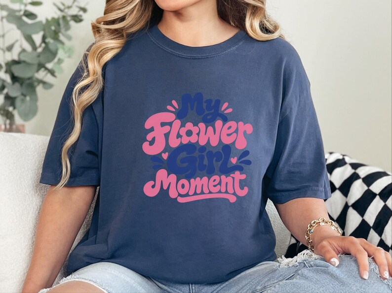 Comfort Colors Blumenmädchen-Shirt | Mein Blumenmädchen-Moment-T-Shirt, personalisiertes Hochzeits-Brautjungfern-Shirt für Hochzeit, Feier im Ausland, Probe Bild 9