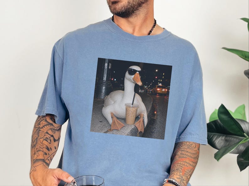 Maglietta con motivo oca e caffè, regalo per amanti delle oche, maglietta con meme di un'oca buffa, regalo per amanti del caffè freddo, regalo divertente con animali immagine 7