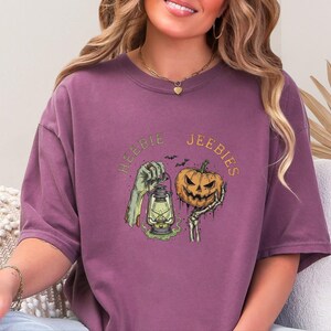 Comfort Colors Halloween T-Shirt Heebie Jeebies, Spooky Graphic Tee, Zombie Hand Pumpkin Shirt, Horror Movie Fan Gift, Gothic Art Bild 9
