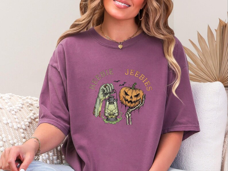Comfort Colors Halloween T-Shirt Heebie Jeebies, Spooky Graphic Tee, Zombie Hand Pumpkin Shirt, Horror Movie Fan Gift, Gothic Art Bild 9