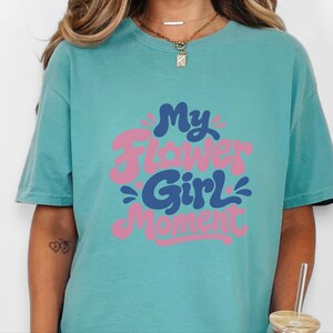 Comfort Colors Blumenmädchen-Shirt | Mein Blumenmädchen-Moment-T-Shirt, personalisiertes Hochzeits-Brautjungfern-Shirt für Hochzeit, Feier im Ausland, Probe Bild 8