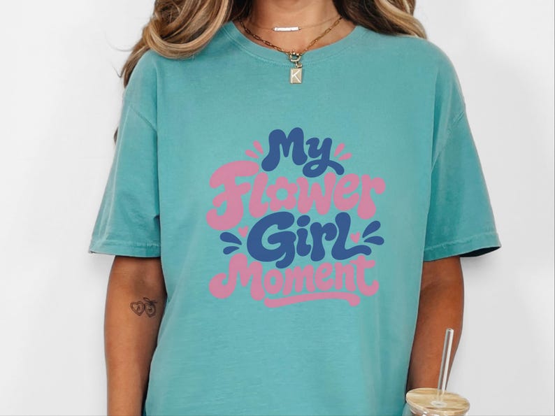 Comfort Colors Blumenmädchen-Shirt | Mein Blumenmädchen-Moment-T-Shirt, personalisiertes Hochzeits-Brautjungfern-Shirt für Hochzeit, Feier im Ausland, Probe Bild 8