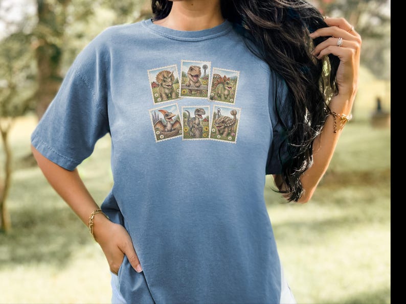 Maglietta vintage con francobolli di dinosauri, maglietta retrò con francobolli, regalo per amanti dei dinosauri, maglietta con animali preistorici, regalo a tema storia naturale immagine 7