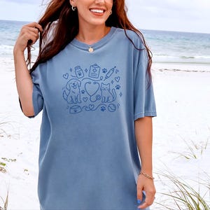 T-Shirt für Tierarzthelfer/innen, Geschenkidee für Tierärzte/innen, T-Shirt für Tiermedizinstudenten/innen, T-Shirt für Tierärzte/innen Bild 2