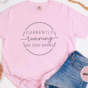 Sarcastic Quote Shirt, Funny Saying Tee, Currently Running On Zero Damns Sweatshirt, Introvert Humor Gift, Sarcastic Pullover Bild 1