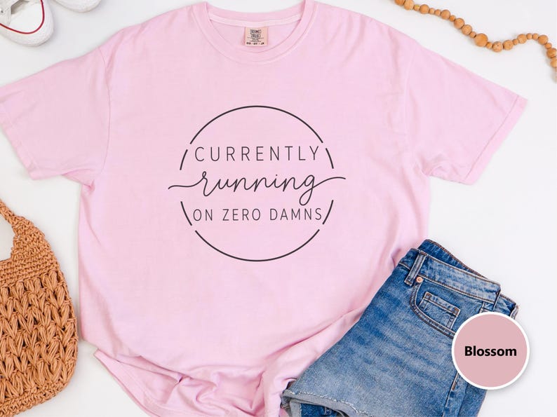 Sarcastic Quote Shirt, Funny Saying Tee, Currently Running On Zero Damns Sweatshirt, Introvert Humor Gift, Sarcastic Pullover Bild 1