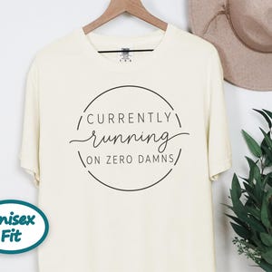 Sarcastic Quote Shirt, Funny Saying Tee, Currently Running On Zero Damns Sweatshirt, Introvert Humor Gift, Sarcastic Pullover Bild 10