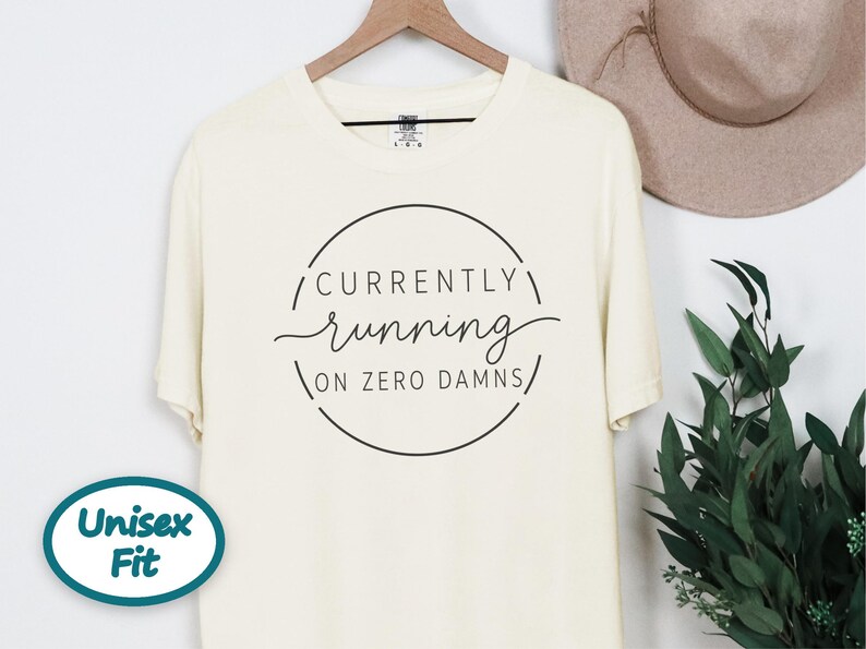 Sarcastic Quote Shirt, Funny Saying Tee, Currently Running On Zero Damns Sweatshirt, Introvert Humor Gift, Sarcastic Pullover Bild 10