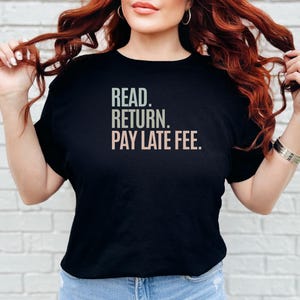 Read. Return. Pay Late Fee. Funny Library Humor Shirt, Book Lover and Librarian Gift, Reading Addict Tee, Comfort Colors Reader Shirt imagen 2