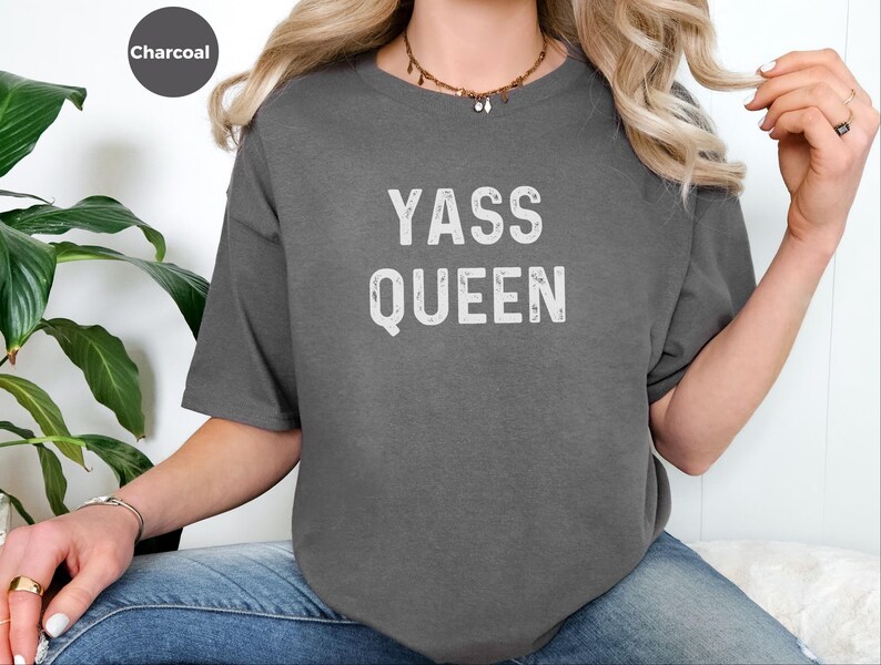Camiseta de Yas Queen Drag Race, camiseta divertida y sarcástica de cultura pop, regalo de humor para empoderar a las mujeres de la Generación Z, top para fiestas del Orgullo LGBTQ, top de regalo de broma imagen 7