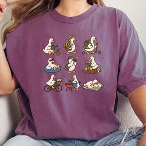 Speels eenden T-shirt, Leuk cadeau voor eendenliefhebbers, Tuinieren met eendje T-shirt, Grappig dieren T-shirt, Gezellige cottagecore kleding, Top voor natuurliefhebbers afbeelding 5