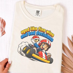 Kart racing-tröja, racerbilsoutfit, retro gaming-tröja, åldrad som fint vin och dåliga beslut, videospelspresent bild 5