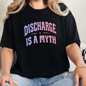 Frauenarzt-Shirt, Sarkastisches Hexen-T-Shirt, Humorvolles Geschenk für die Zeit nach der Geburt, Ausfluss ist ein Mythos, Gothic-Girl-Shirt Bild 7