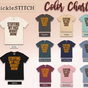 Thanksgiving-Familienessen-T-Shirt, lustiges Geschenk für Feinschmecker, „Ich stopfe mir gerade den Bauch voll“-Shirt, Festtagsoutfit Bild 11