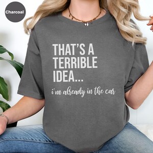 Witziges virales Top: „Das ist eine schreckliche Idee … ich sitze schon im Auto“ – Sarkastisches Damen-T-Shirt, Reise-Shirt, Abenteuerurlaubs-Shirt Bild 4