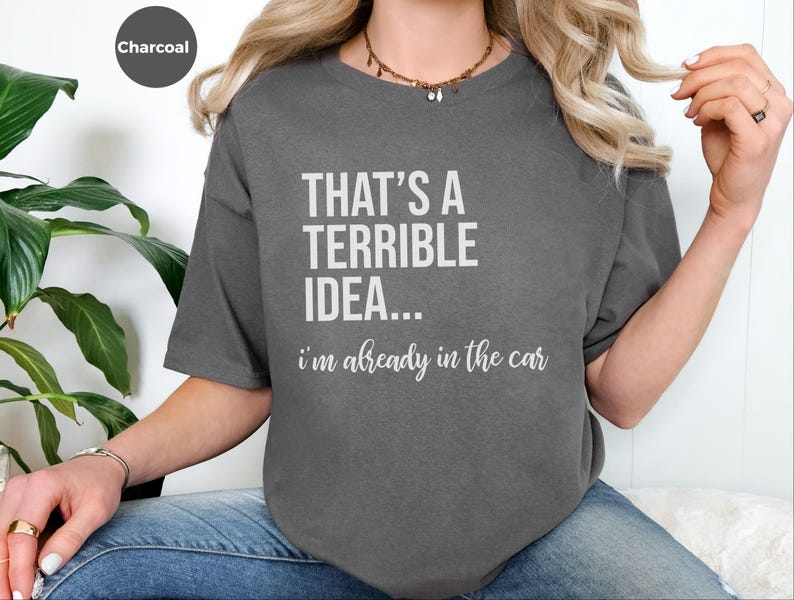 Witziges virales Top: „Das ist eine schreckliche Idee … ich sitze schon im Auto“ – Sarkastisches Damen-T-Shirt, Reise-Shirt, Abenteuerurlaubs-Shirt Bild 4