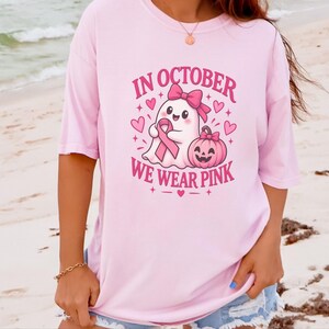 In oktober dragen we een roze spookshirt, een cadeau ter bevordering van bewustzijn over borstkanker, een roze Halloween-shirt met lint, een top voor kankeroverlevenden, een shirt voor het griezelige seizoen. afbeelding 3