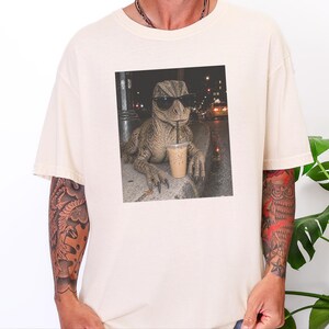 Camiseta de café helado con dinosaurios, regalo divertido para amantes de los dinosaurios, camiseta para amantes de los reptiles, regalo para adictos al café. imagen 3
