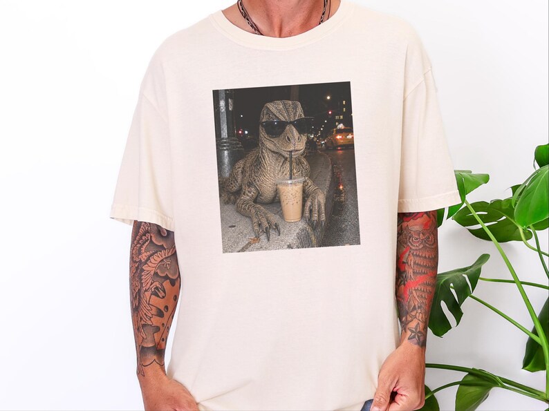 Camiseta de café helado con dinosaurios, regalo divertido para amantes de los dinosaurios, camiseta para amantes de los reptiles, regalo para adictos al café. imagen 3