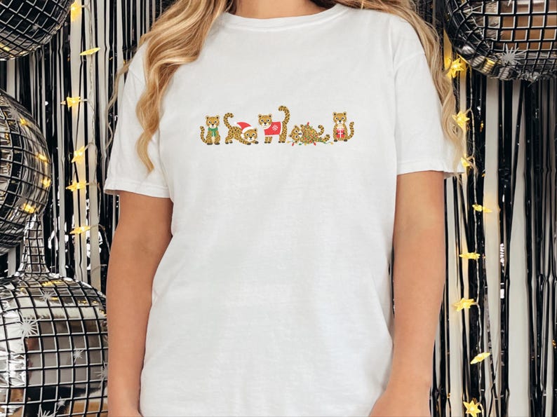 Camiseta navideña de leopardo, camiseta navideña de animales, regalo para amantes del guepardo, top navideño de leopardo imagen 10