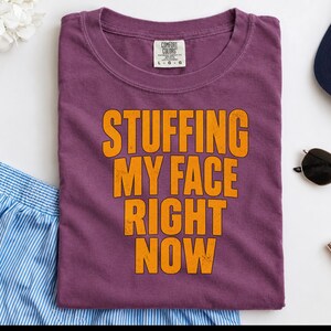 Thanksgiving-Familienessen-T-Shirt, lustiges Geschenk für Feinschmecker, „Ich stopfe mir gerade den Bauch voll“-Shirt, Festtagsoutfit Bild 2