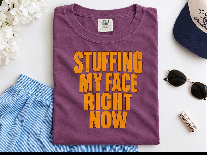 Thanksgiving-Familienessen-T-Shirt, lustiges Geschenk für Feinschmecker, „Ich stopfe mir gerade den Bauch voll“-Shirt, Festtagsoutfit Bild 2