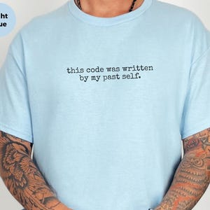 T-shirt programmeur ontwikkelaar | Deze code is geschreven door mijn vroegere zelfhumor afbeelding 5