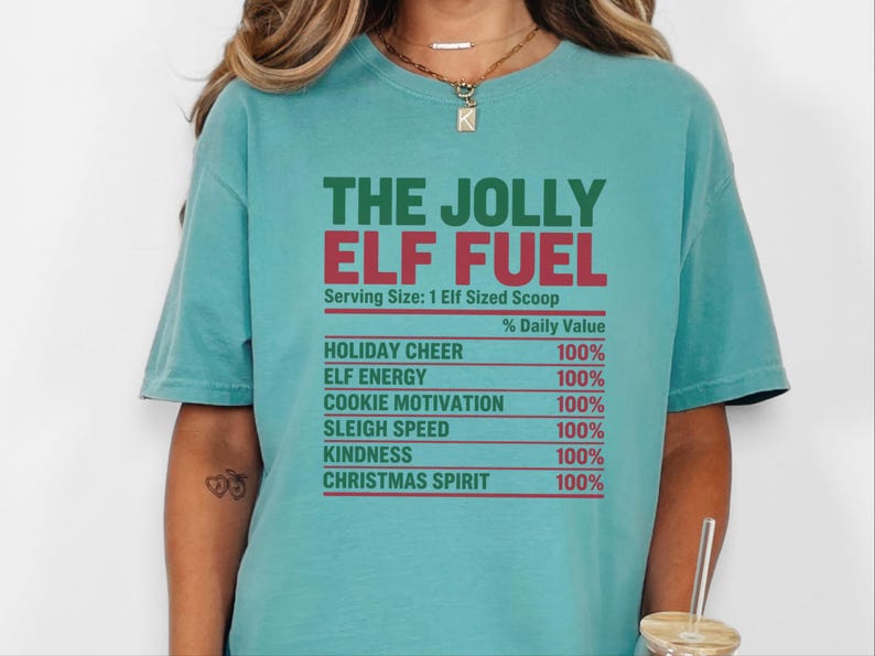 Camiseta de elfo navideño, camiseta navideña divertida para la familia, camiseta a juego para fiestas navideñas, camiseta Jolly Elf Fuel imagen 8