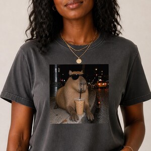 Cooles Capybara-Shirt, Geschenk für Eiskaffee-Liebhaber, Lustiges Tier-T-Shirt, Shirt für Kaffeesüchtige Bild 8