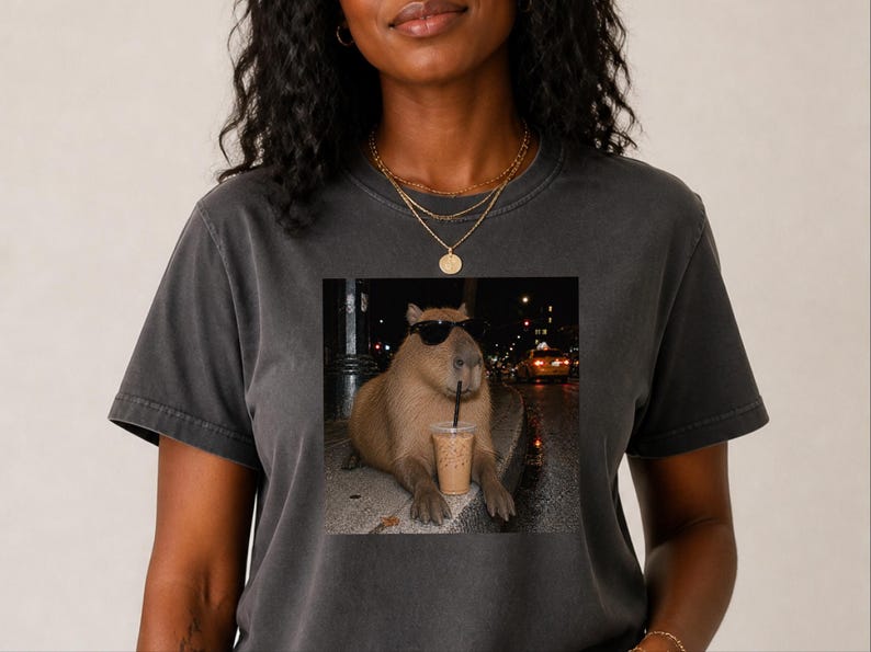 Cooles Capybara-Shirt, Geschenk für Eiskaffee-Liebhaber, Lustiges Tier-T-Shirt, Shirt für Kaffeesüchtige Bild 8